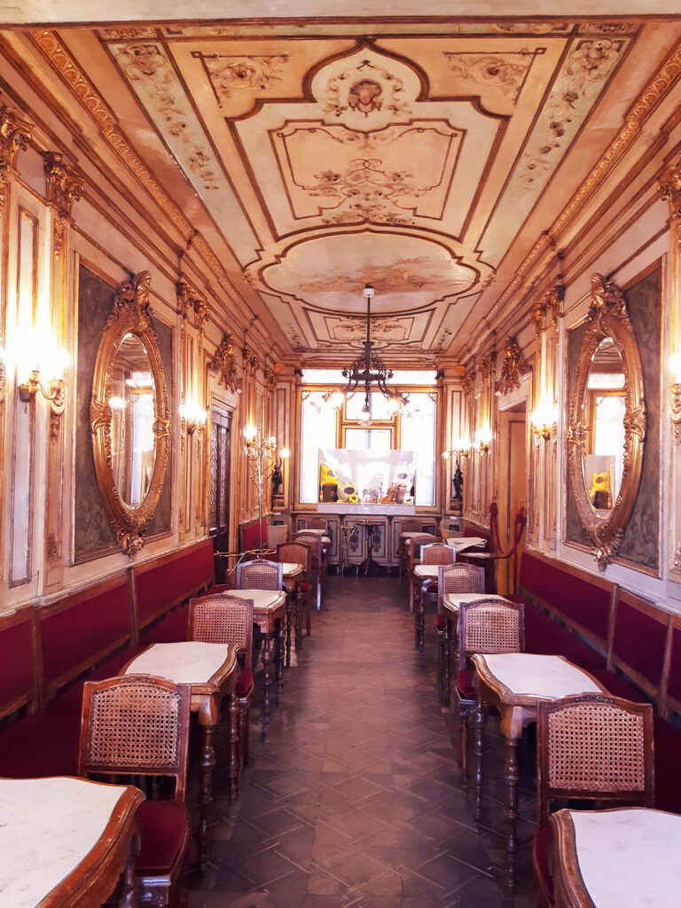 Wnętrze kawiarni Cafe Florian w Wenecji