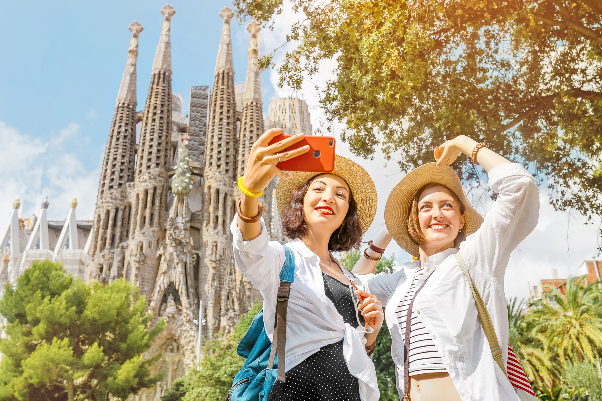 Turyści w Sagrada Familia w Barcelonie