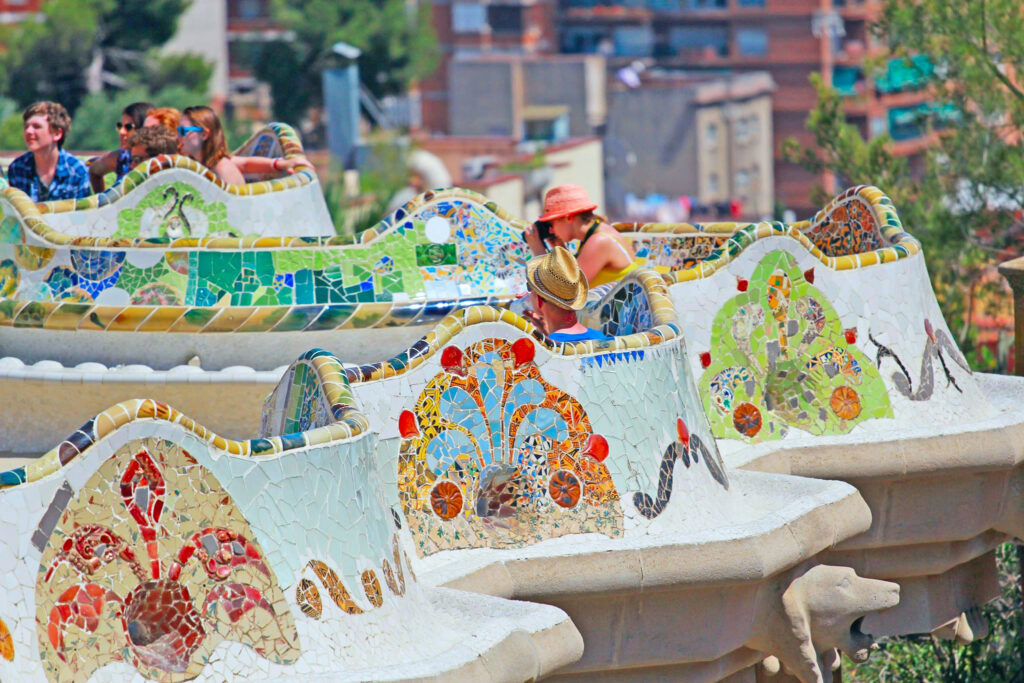 Turyści na ławce w Parku Guell w Barcelonie