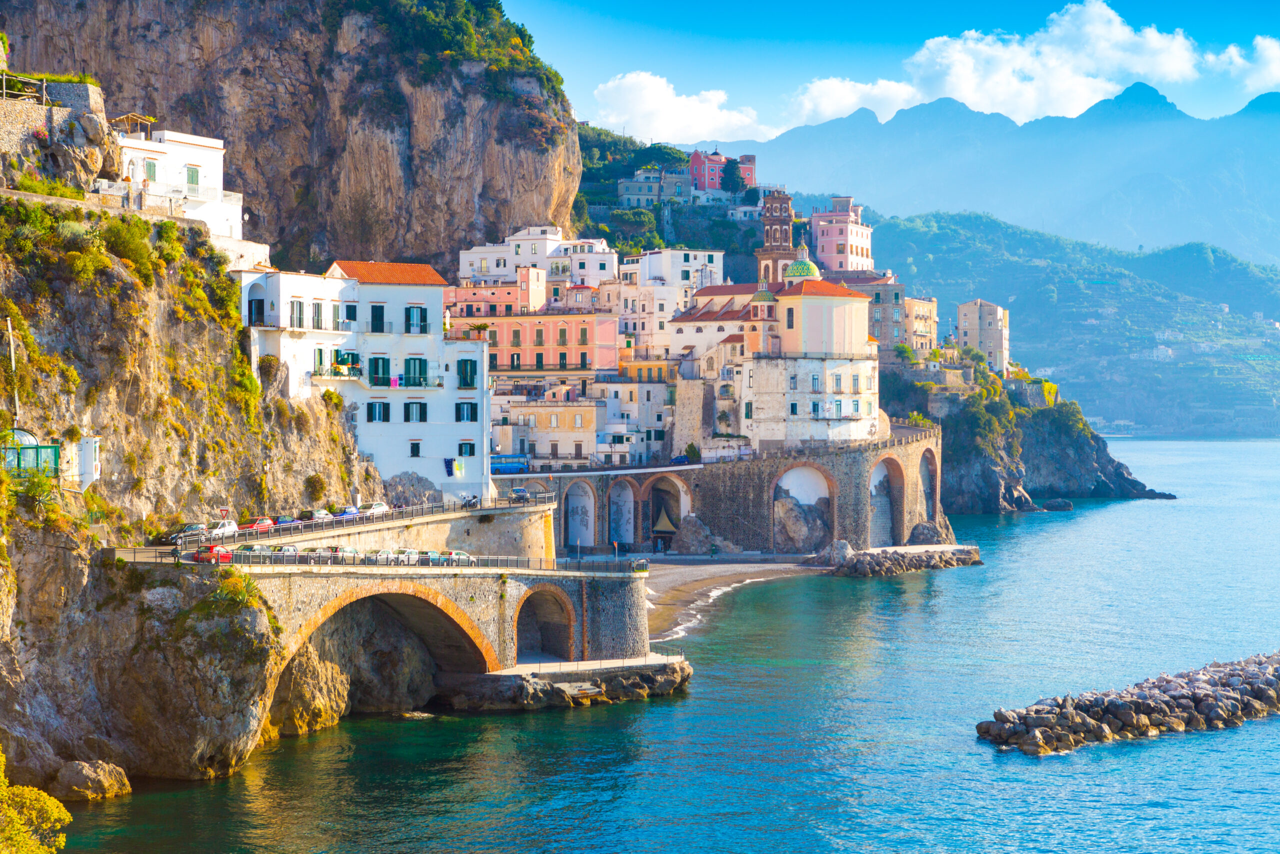 Poranny widok na miasto Amalfi na Wybrzeżu Amalfi