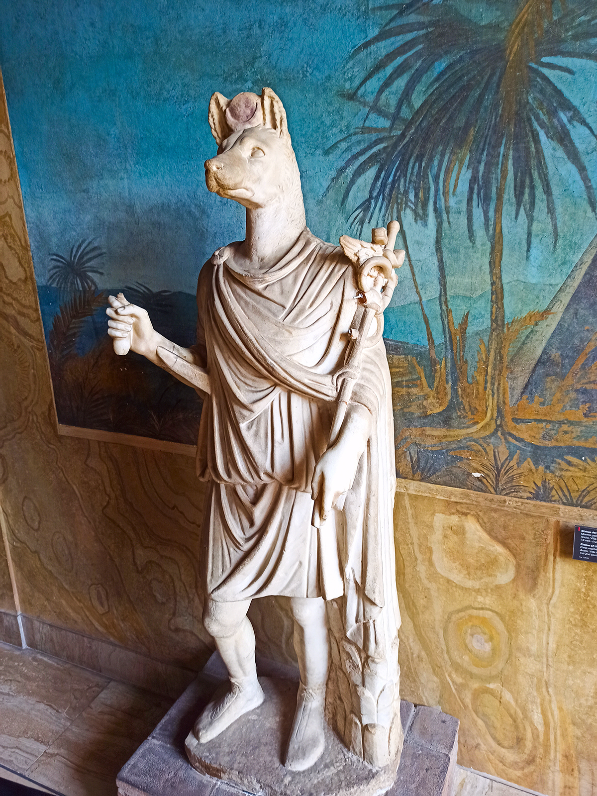 Rzeźba Anubisa w Muzeum Egipskim w Watykanie