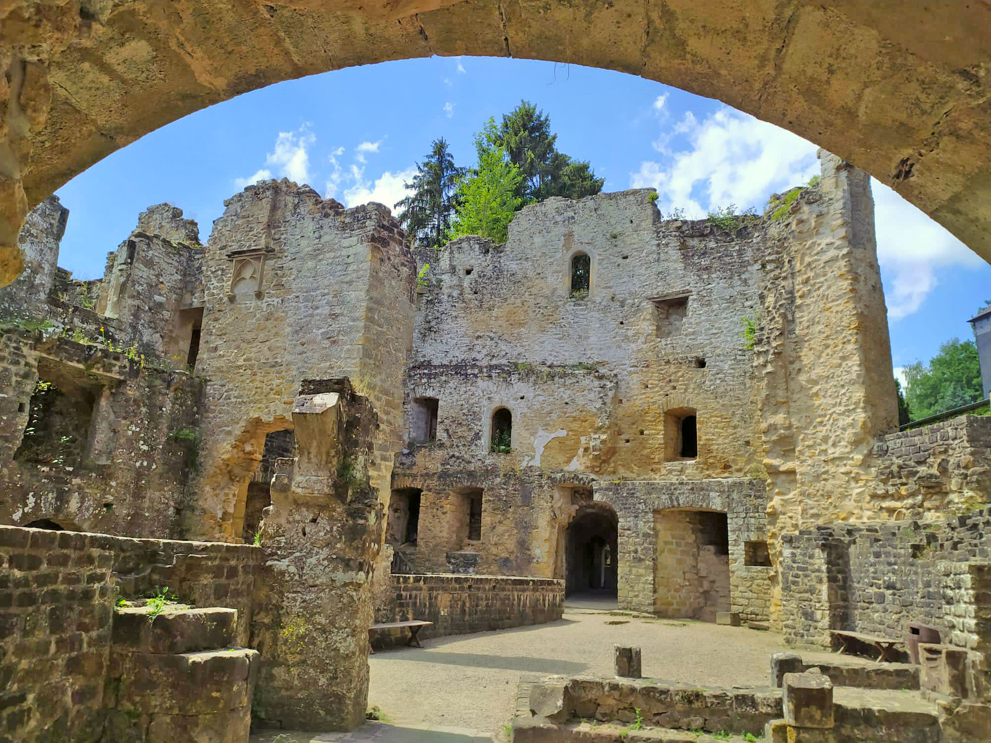 Zamek Beaufort w Luksemburgu