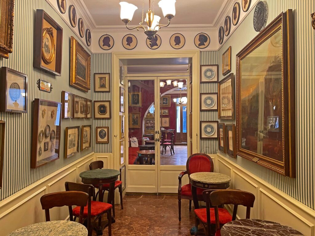 Wnętrze kawiarni Antico Caffè Greco w Rzymie