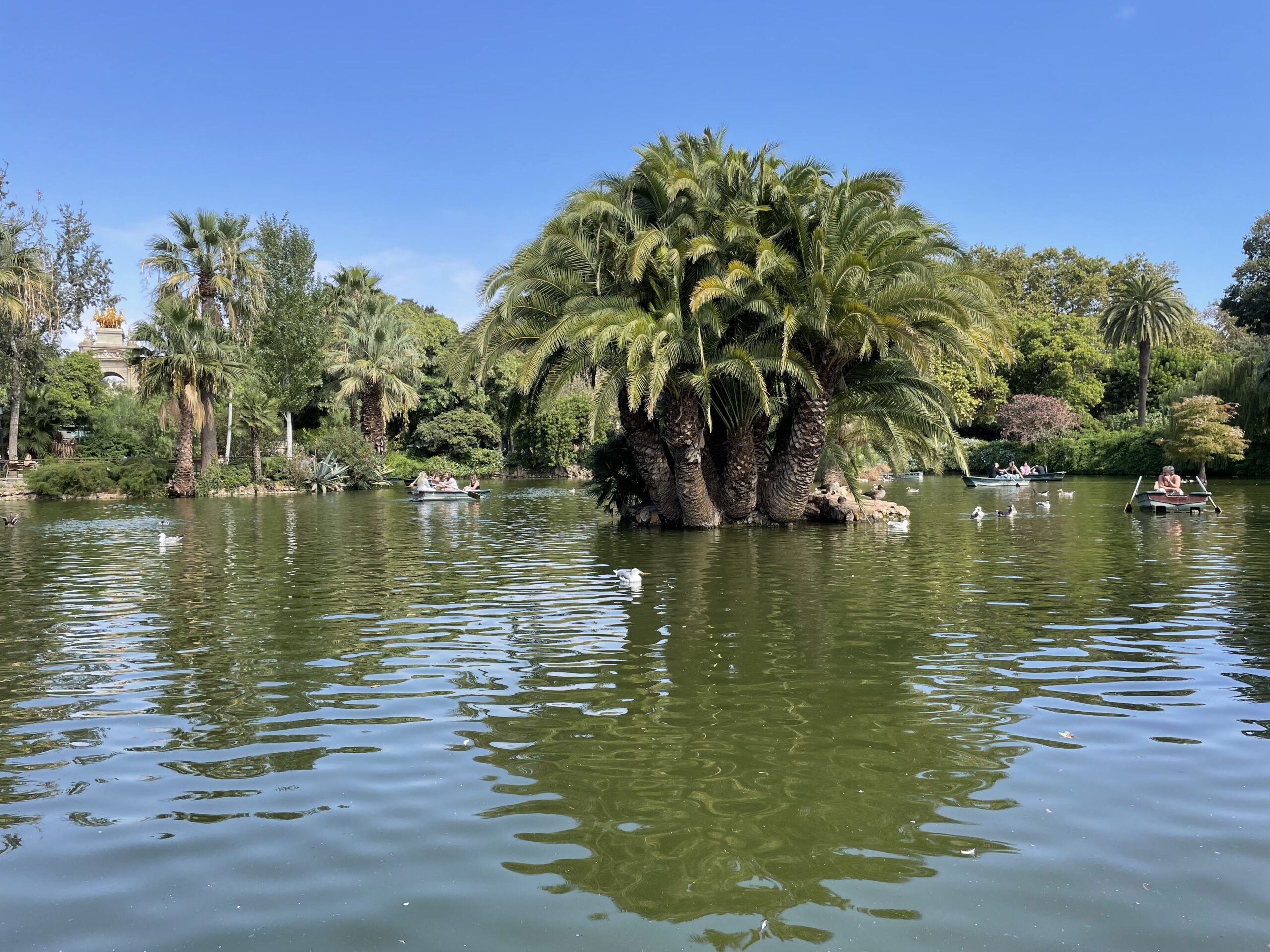 Jezioro w parku Ciutadella w Barcelonie