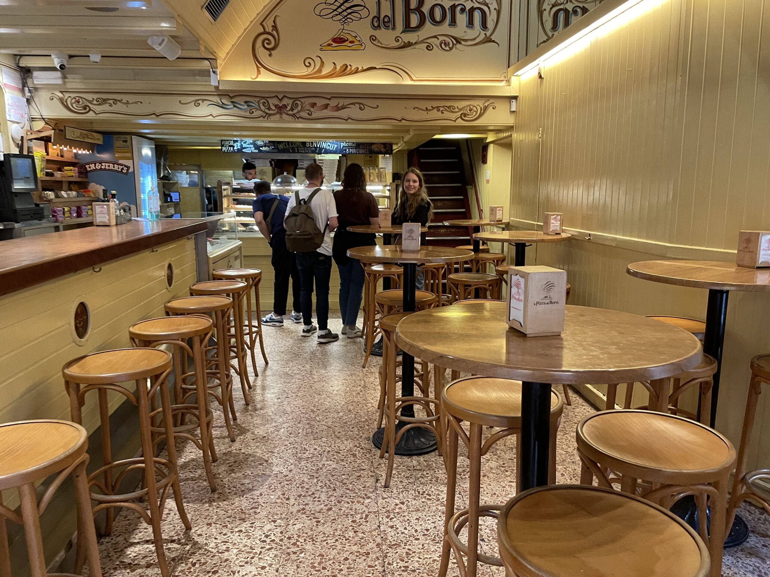Wnętrze La Pizza Del Born, czyli gdzie warto zjeść w Barcelonie