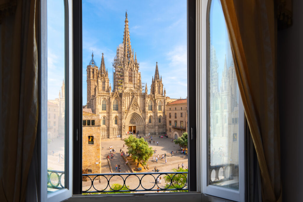 Widok z okna na katedrę św. Eulalii w Dzielnicy Gotyckiej w Barcelonie
