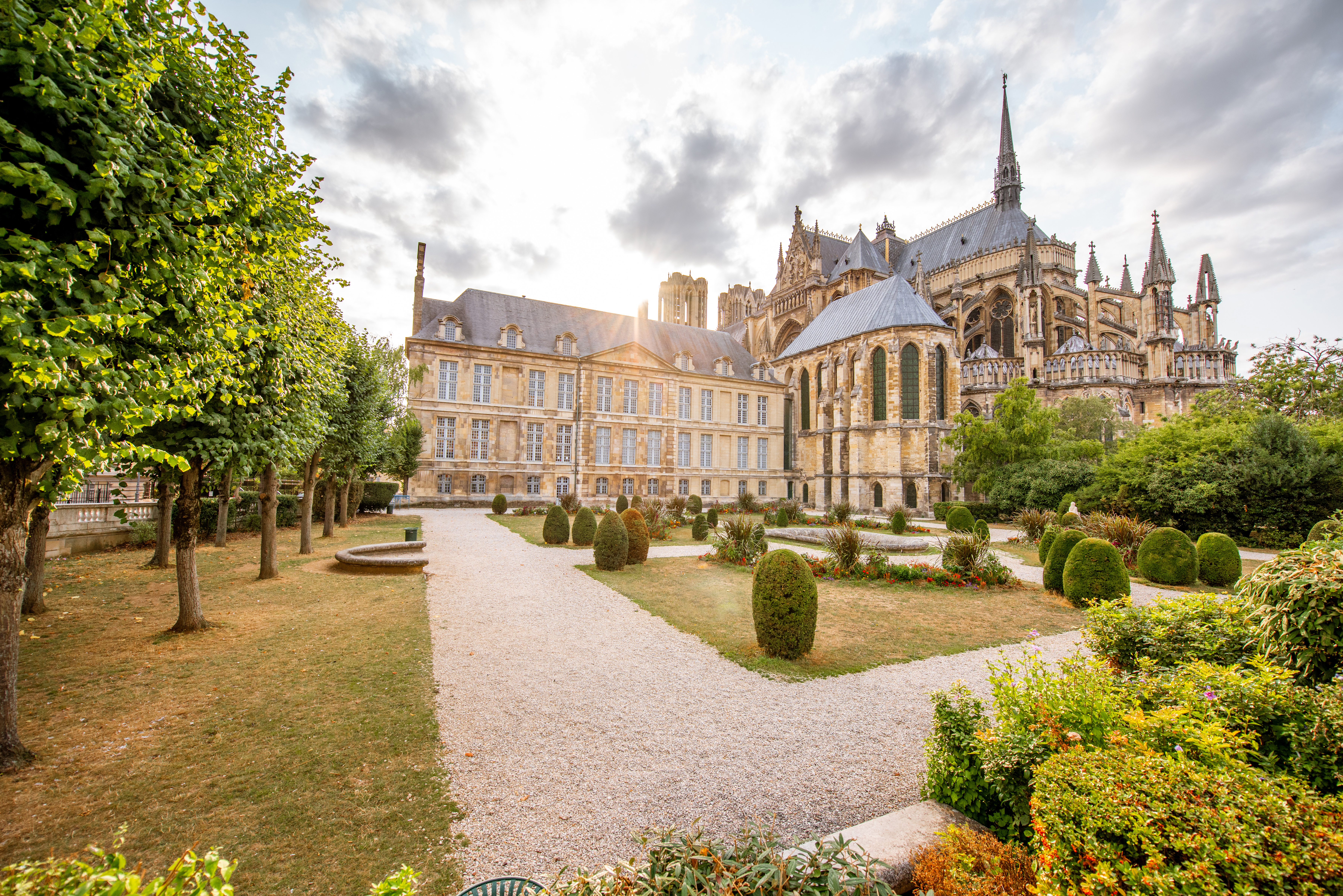 Katedra i Palais du Tau w Reims