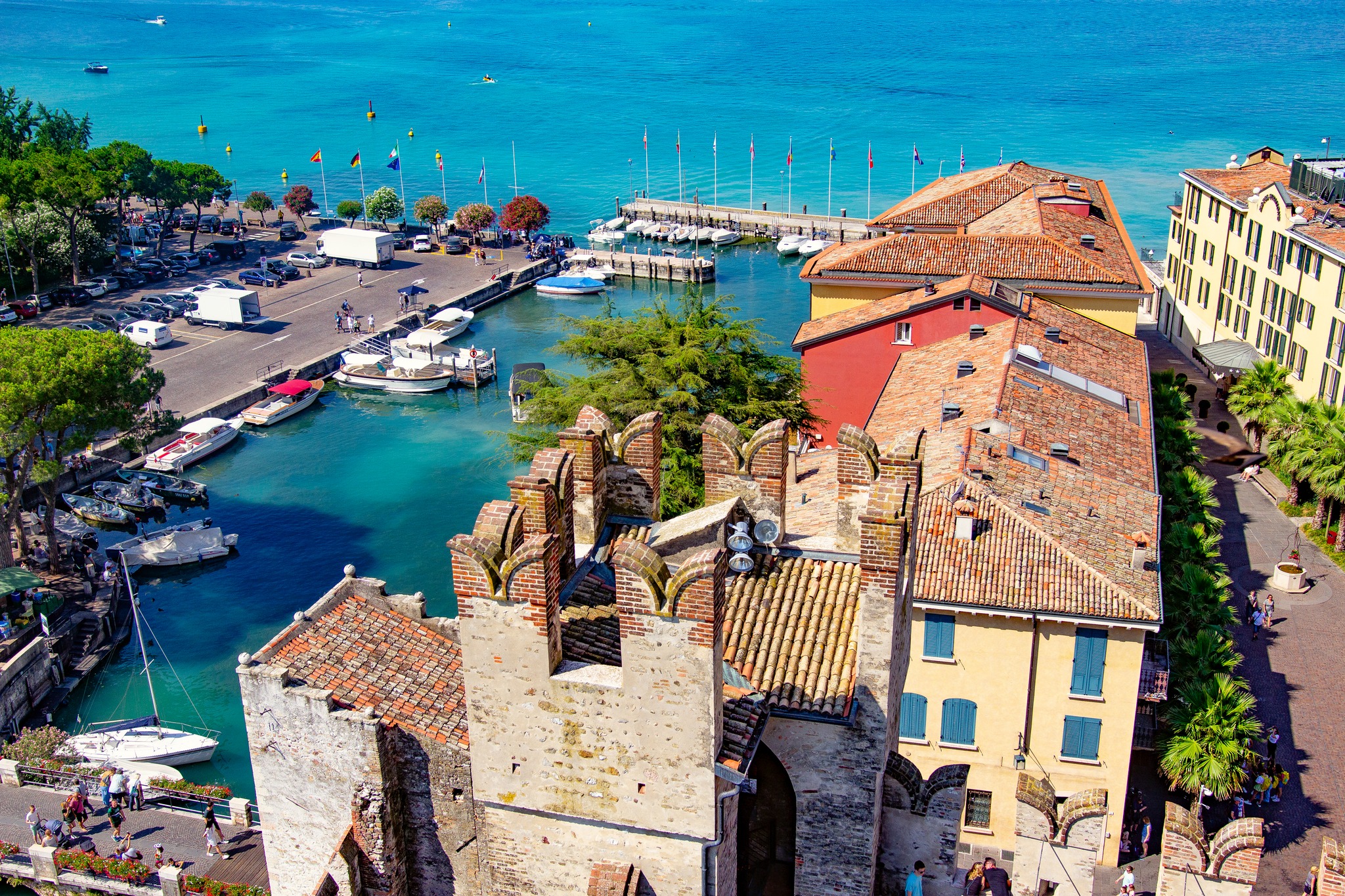 Panorama miasteczka Sirmione nad jeziorem Garda