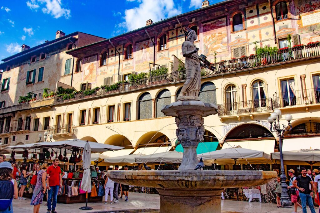 Fontanna z Madonną na Piazza delle Erbe w Weronie